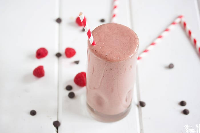 http://lexiscleankitchen.com/2014/02/04/very-berry-chocolate-protein-smoothie/