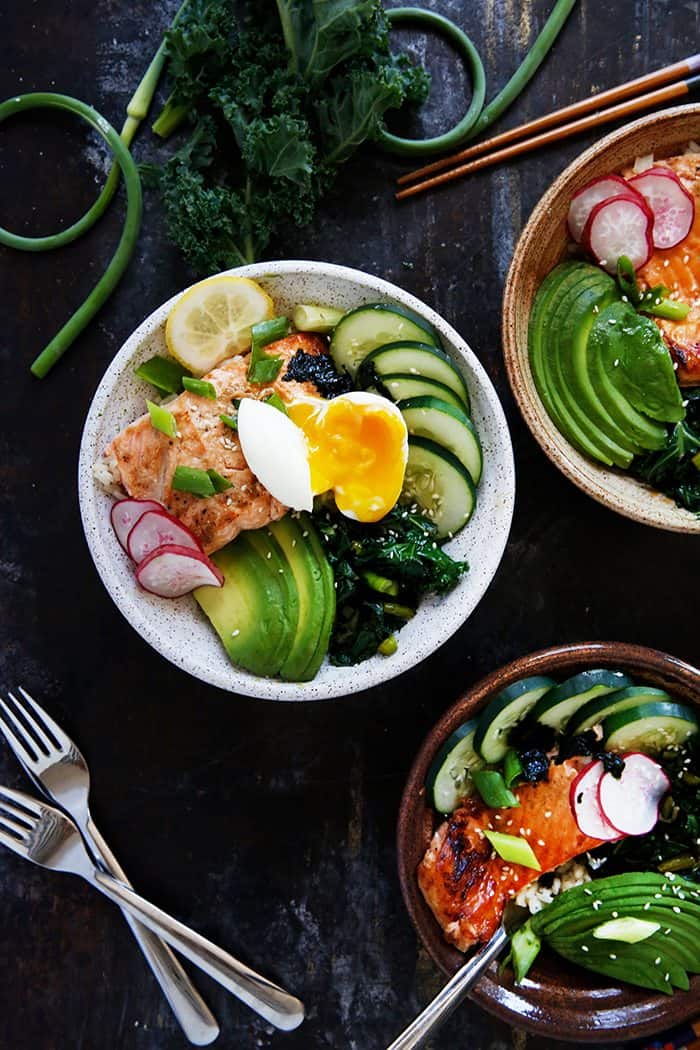 Grilled salmon bowls with an egg on top