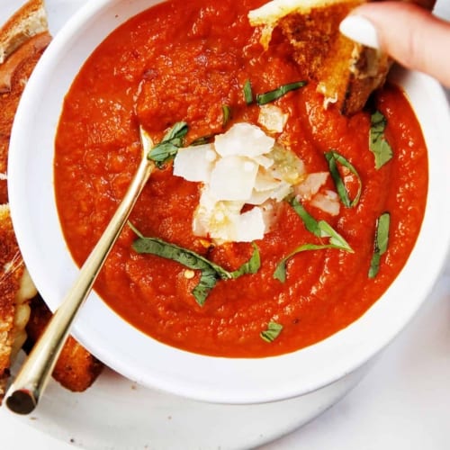 https://lexiscleankitchen.com/wp-content/uploads/2016/12/Tomato-Basil-Soup-8-500x500.jpg