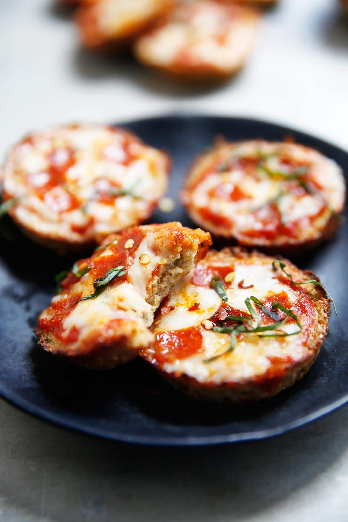 Gluten-Free & Grain-Free Mini Cauliflower Pizza Bites Biten