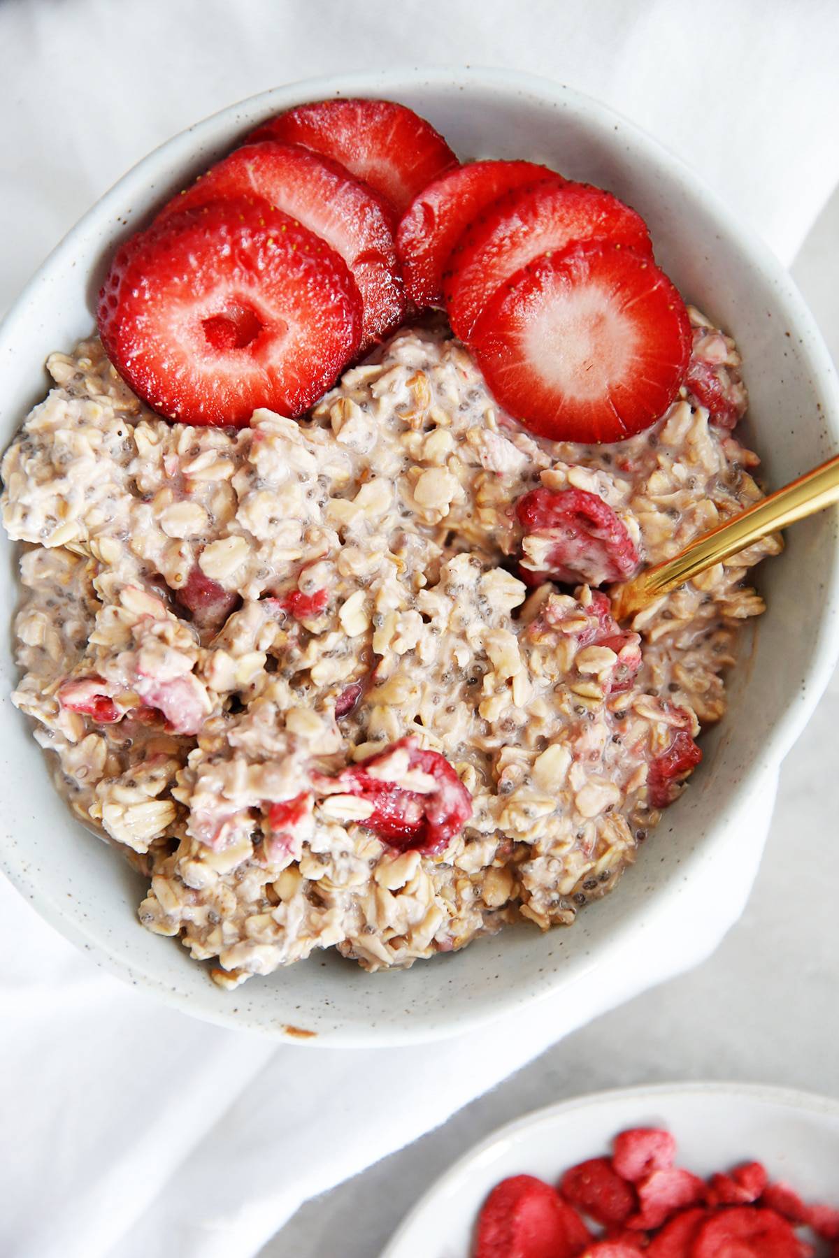 Strawberry & Cream Overnight Oats (Vegan) - Lexi's Clean Kitchen