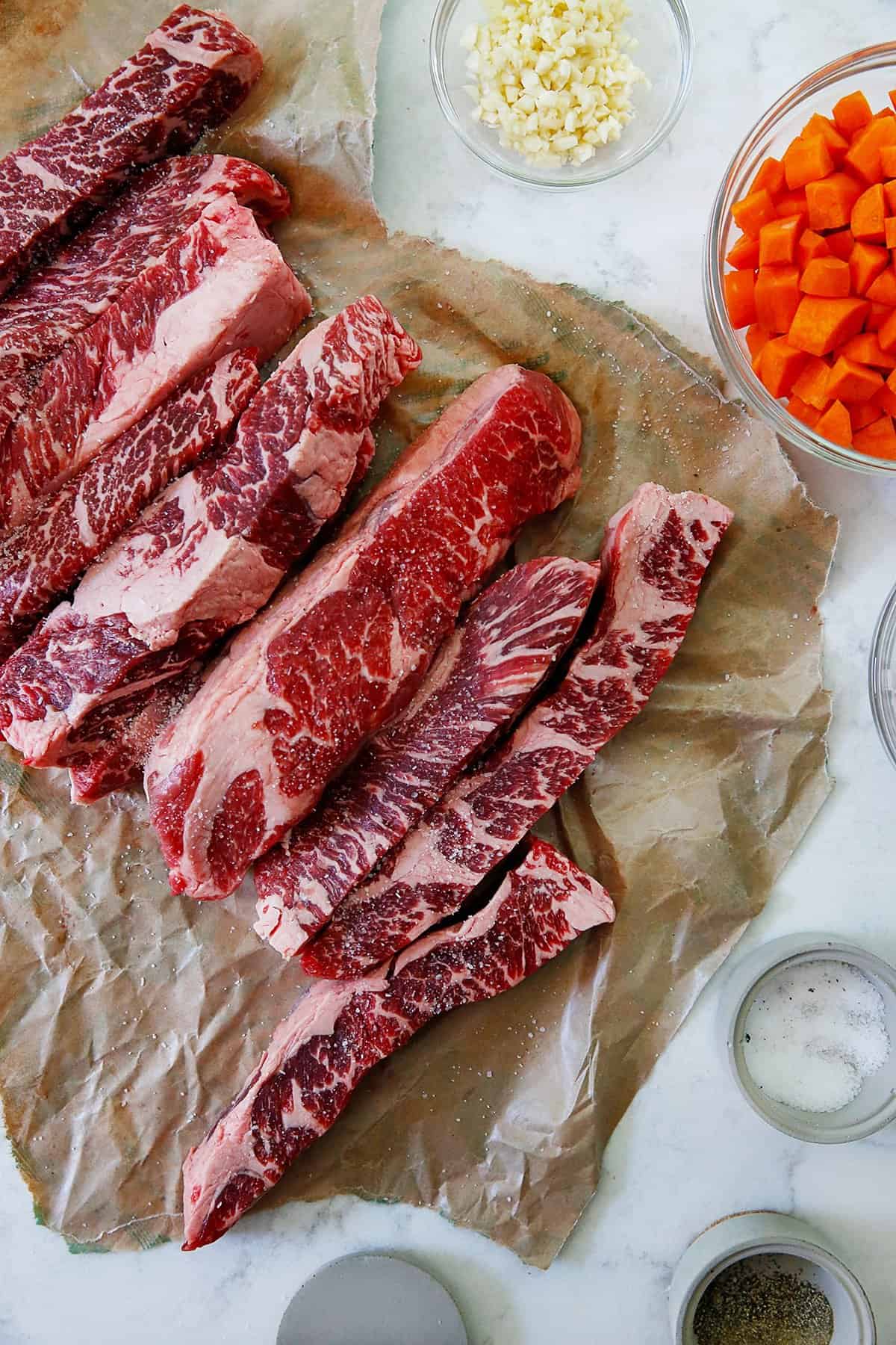 مواد لازم برای دنده های کوتاه گوشت گاو در یک قابلمه فوری