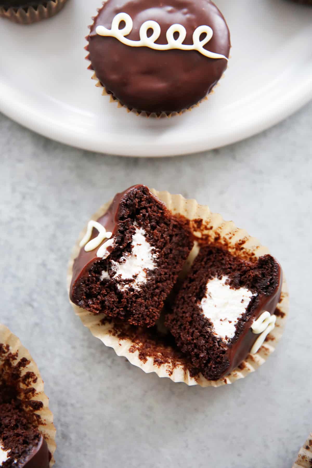 Überkopf eines halbierten Hostess-Cupcakes in einem Cupcake-Förmchen.