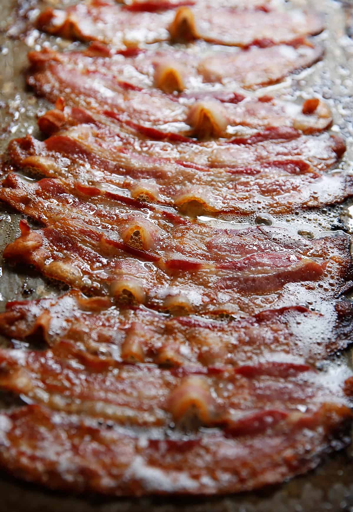 https://lexiscleankitchen.com/wp-content/uploads/2019/06/How-to-make-bacon-in-the-oven2.jpg