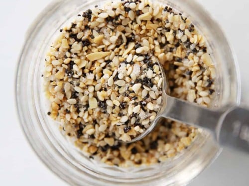 https://lexiscleankitchen.com/wp-content/uploads/2020/07/DIY-Trader-Joes-Everything-Bagel-Seasoning2-500x375.jpg