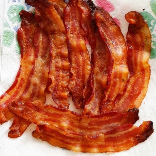 https://lexiscleankitchen.com/wp-content/uploads/2020/07/How-to-make-bacon-in-the-oven3-500x500.jpg