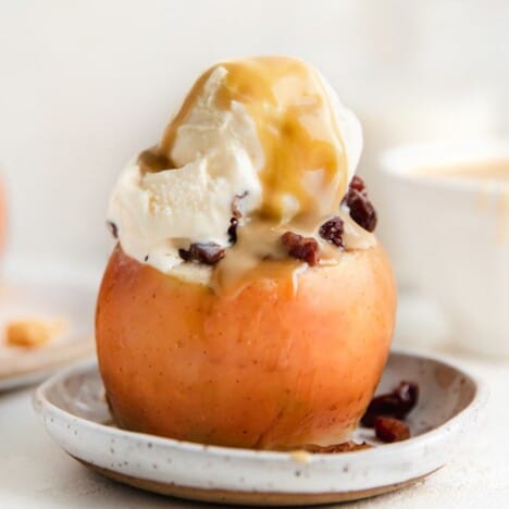 Slow cooker baked apples with ice cream and caramel.