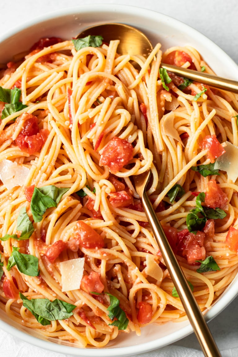 20-Minute Fresh Tomato Pasta - Lexi's Clean Kitchen