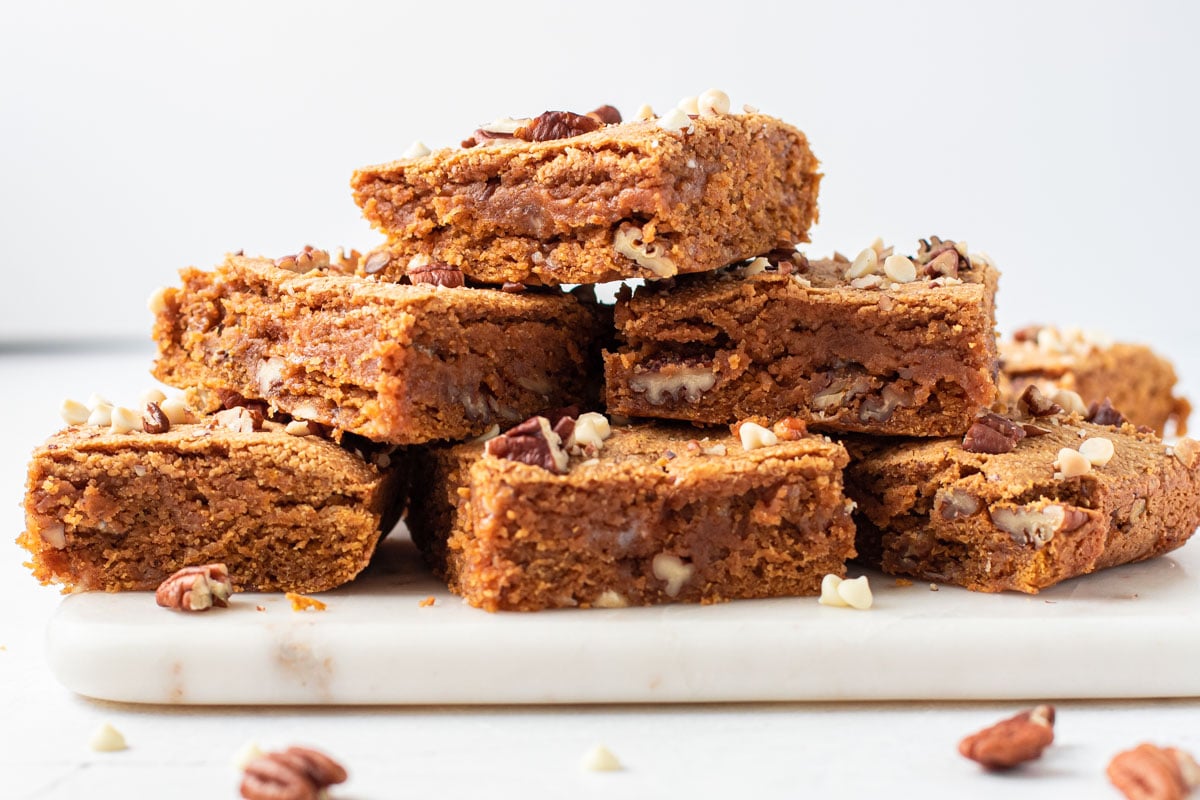 https://lexiscleankitchen.com/wp-content/uploads/2021/08/Gluten-Free-Pumpkin-Spice-Blondies-7.jpg