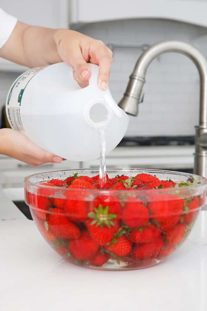 How to wash Strawberries with vinegar