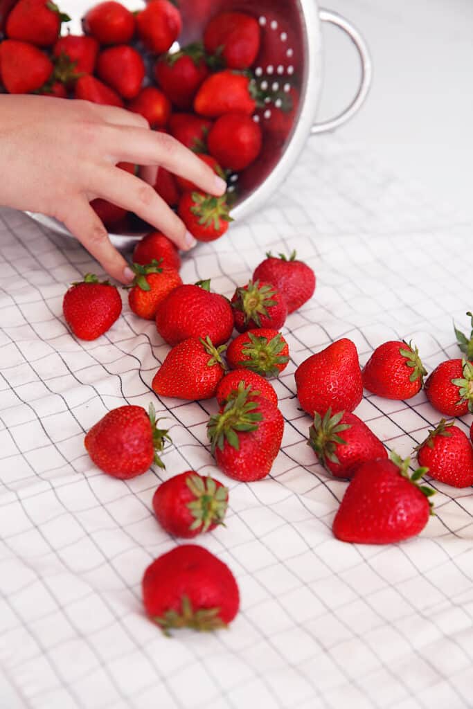 How to Clean Strawberries and dry them