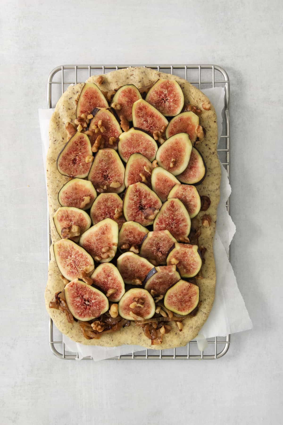 figs layered on a gluten free pizza.