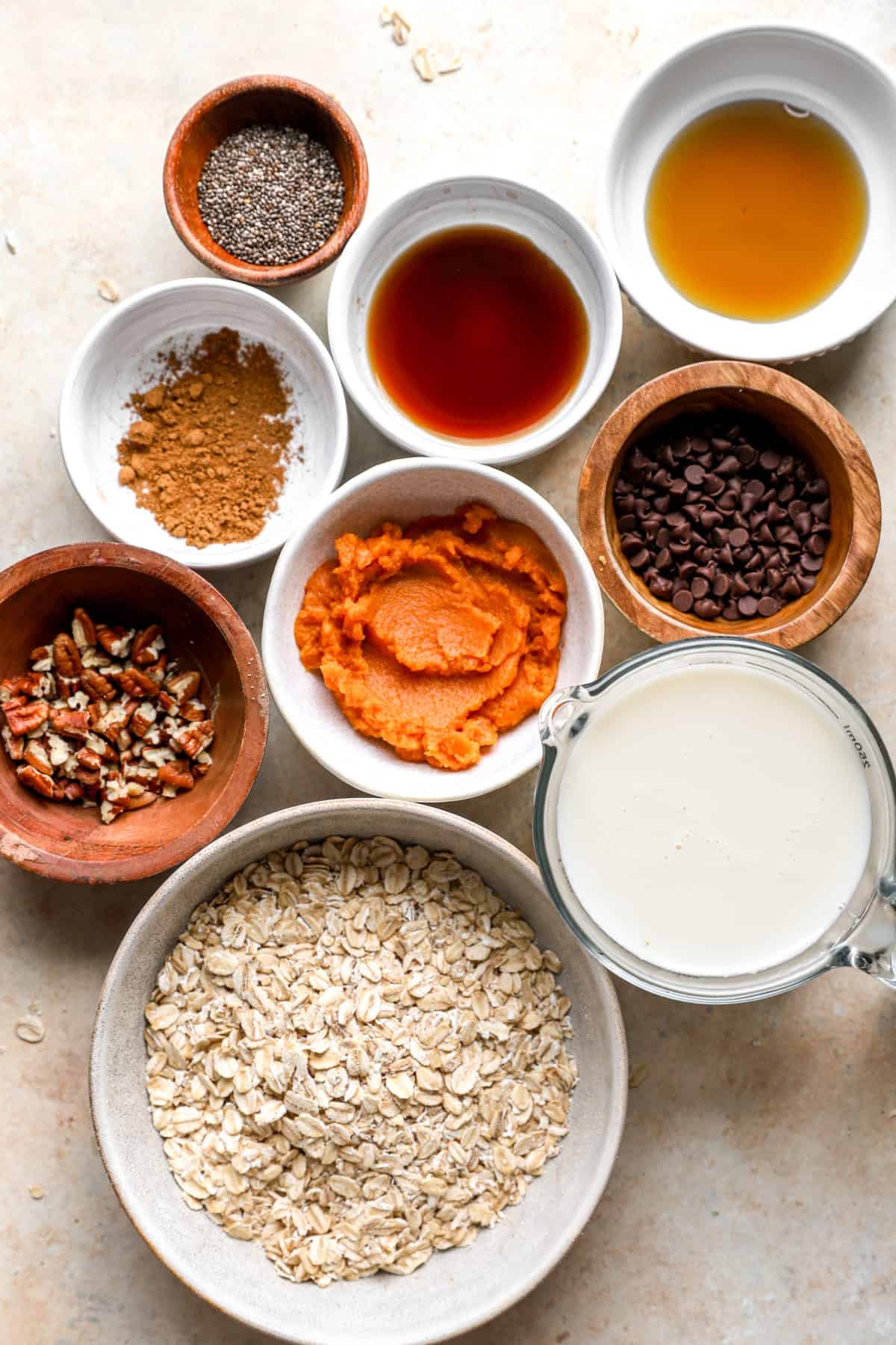 Ingredients to make pumpkin overnight oats. 