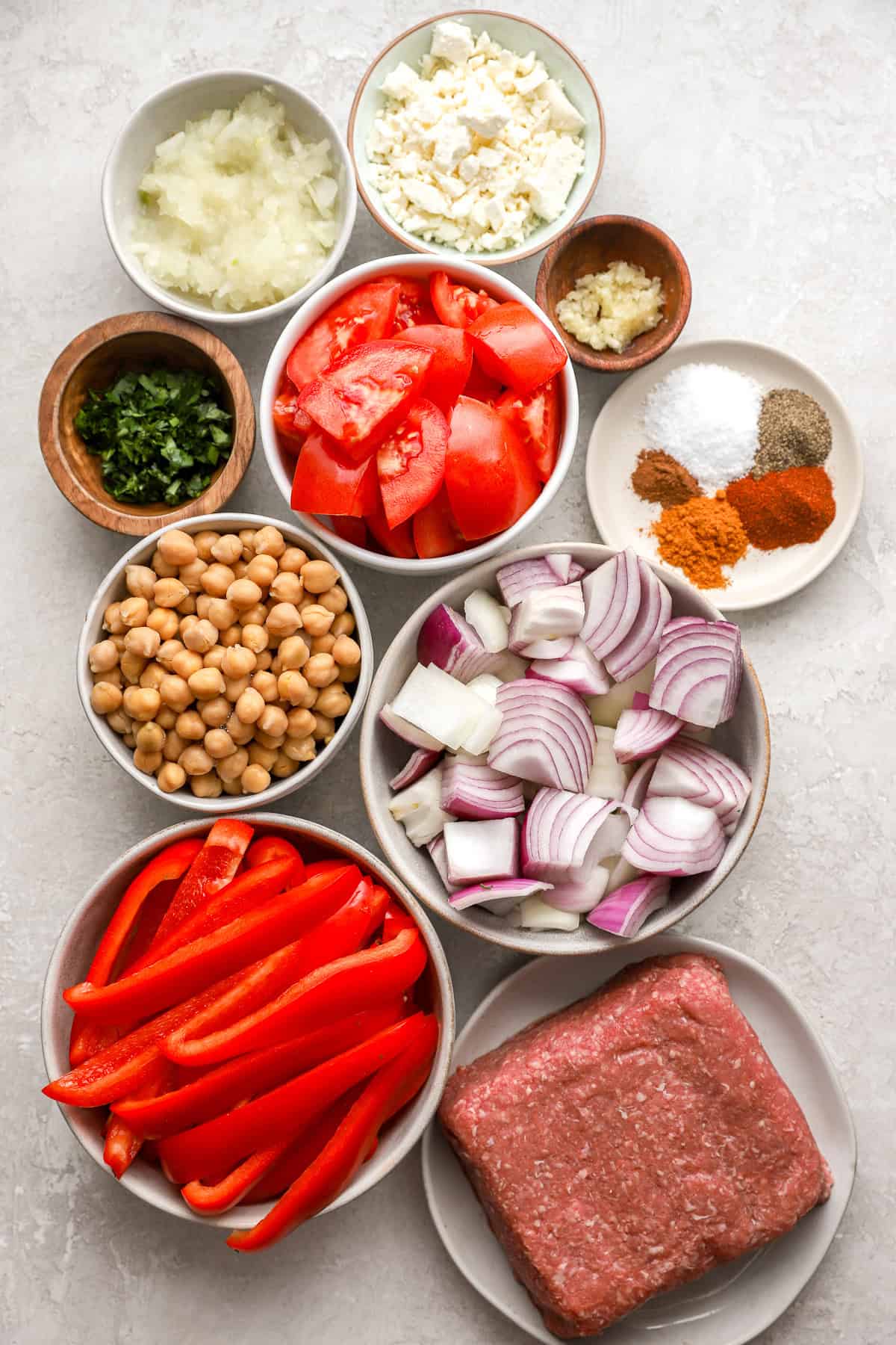 Ingredients for kofta meatballs with peppers and chickpeas. 