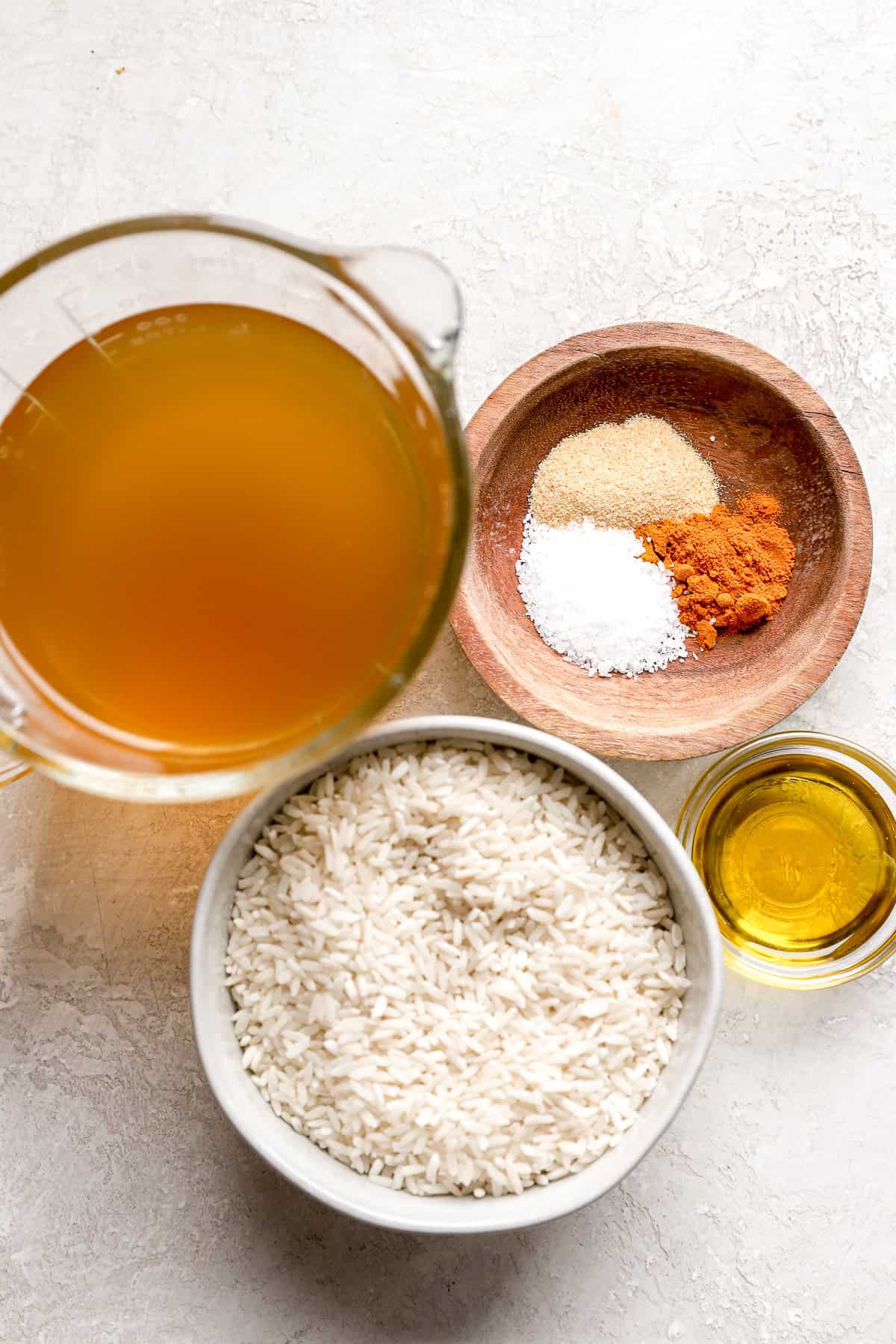 Ingredients to make turmeric rice with broth. 