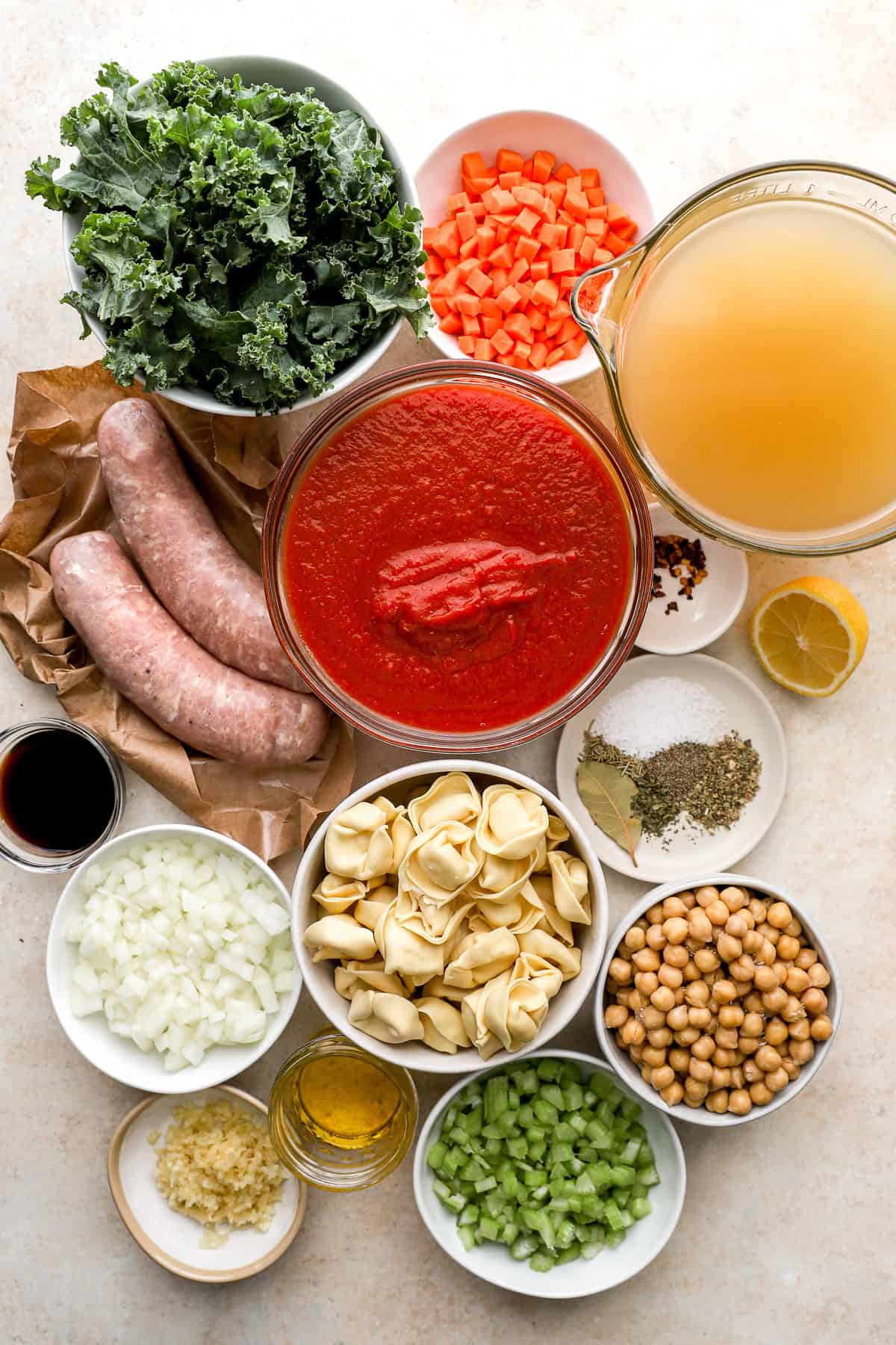 Ingredients for Tuscan tortellini soup. 